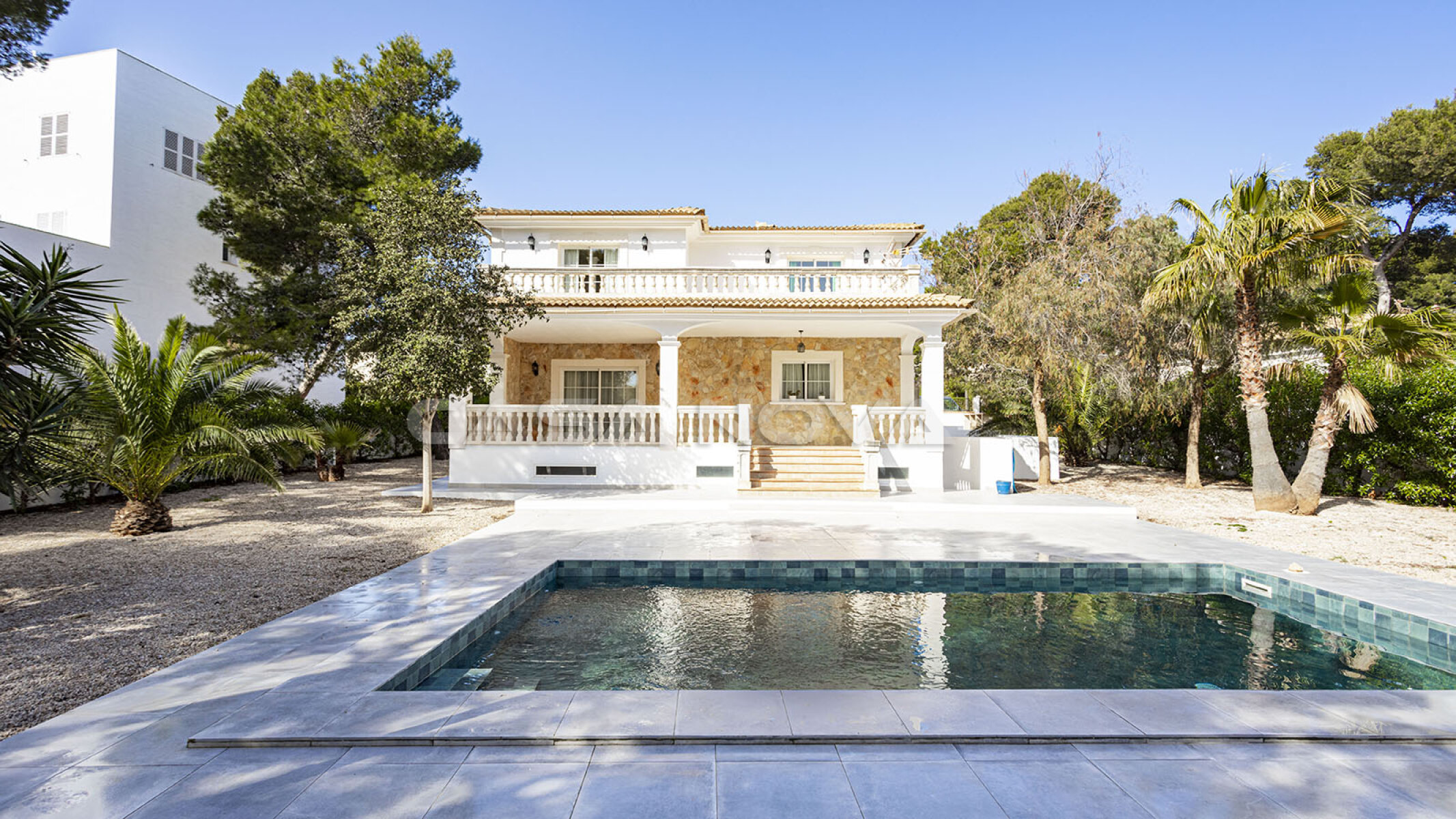 Villa mediterranea con piscina y orientacion sur