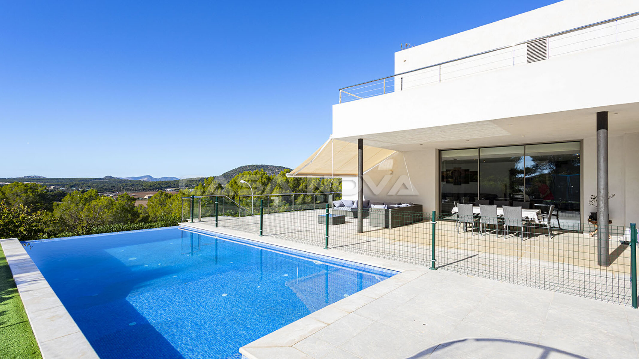 Villa with pool in popular residential area
