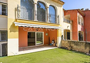 Ref. 2303640 | Charming end row house within walking distance to the sandy beach and centre