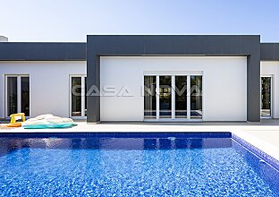 Ref. 2403638 | Modern villa with pool in sought-after residential area