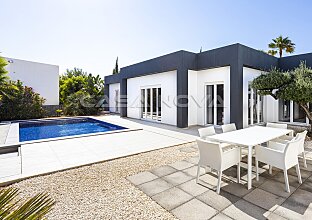 Ref. 2403638 | Modern villa with pool in sought-after residential area