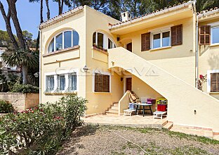 Ref. 2403641 | Mediterranean villa surrounded by nature in a quiet residential area 