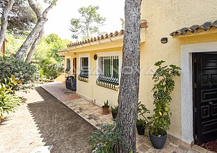 Ref. 2403641 | Mediterranean villa surrounded by nature in a quiet residential area 