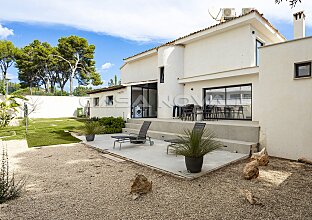 Ref. 2303653 | Moderne Villa mit Pool fußläufig zum Sandstrand