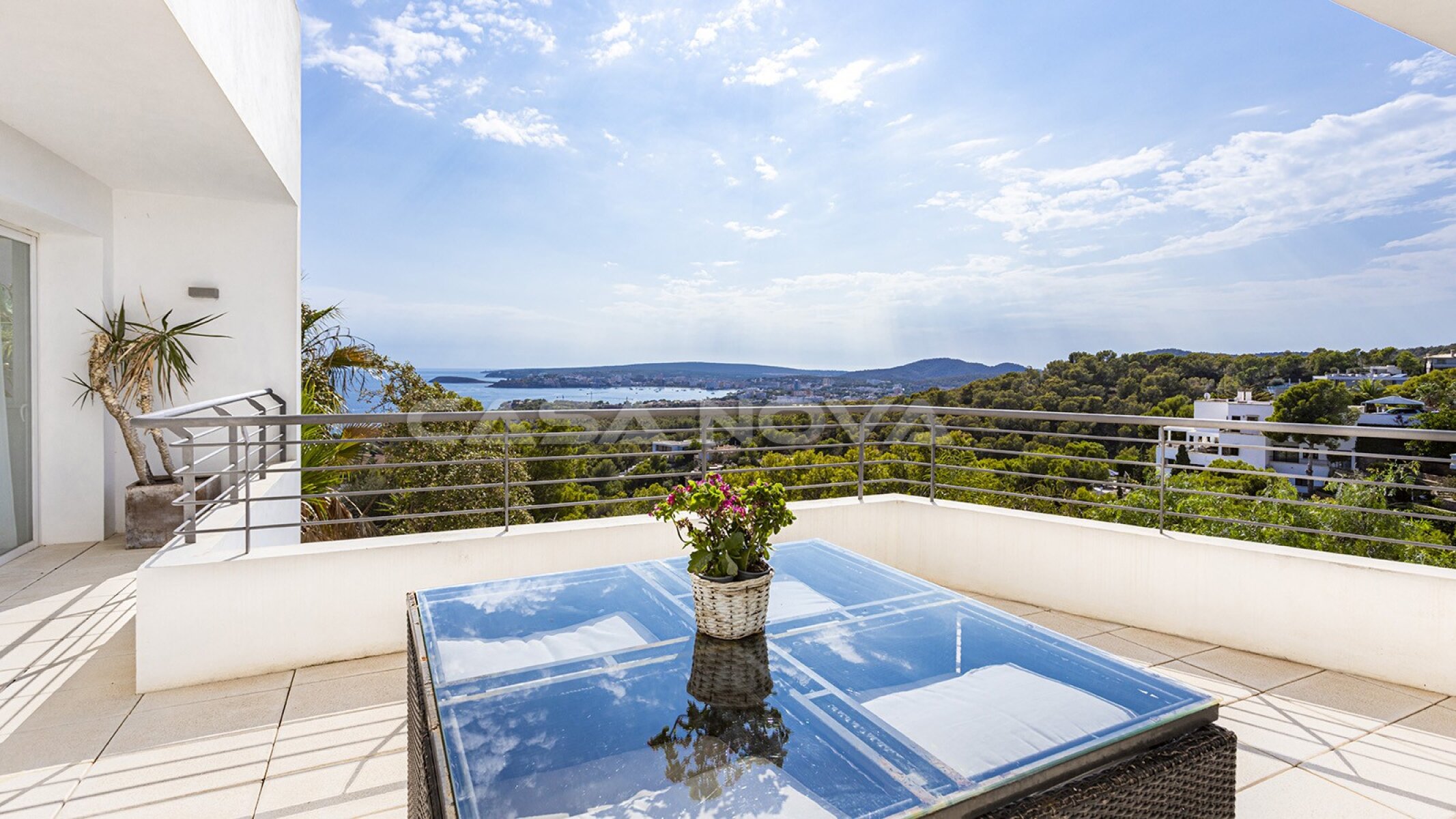 Charming villa with panoramic views up to the sea