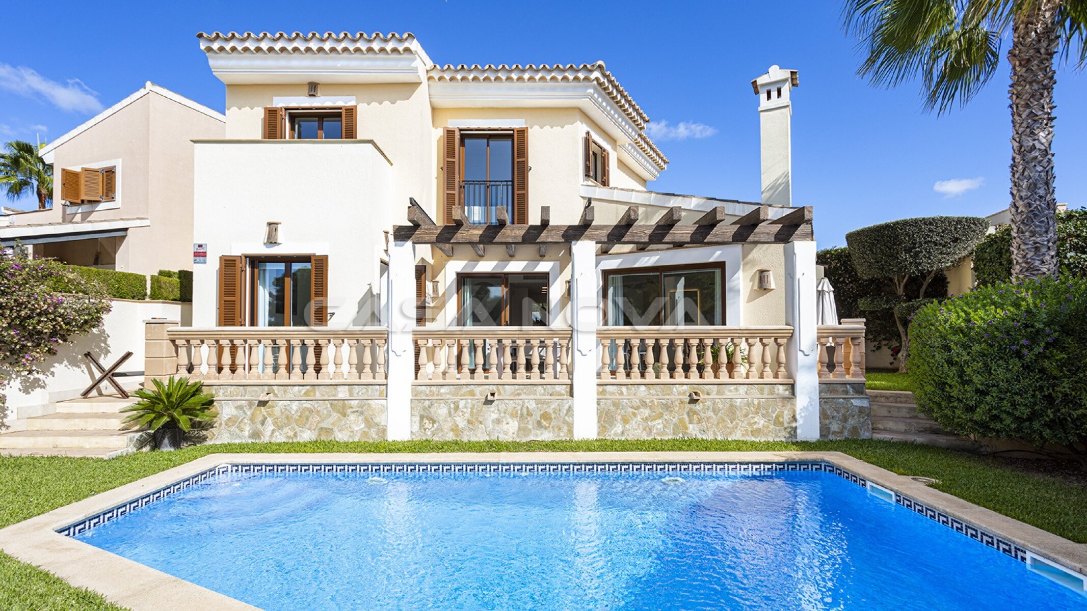 EXCLUSIVE WITH US: Dream villa in 1st line to the golf course