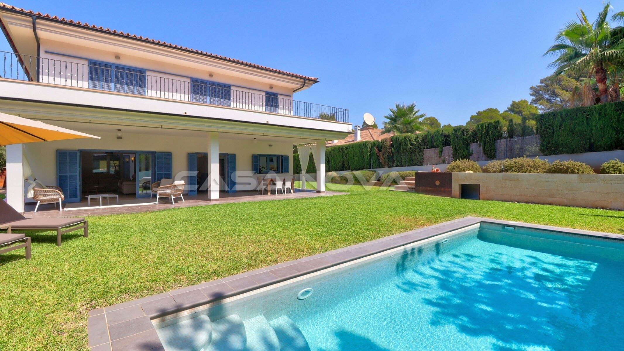 Mallorca villa with pool and holiday rental licence near the harbour and beach