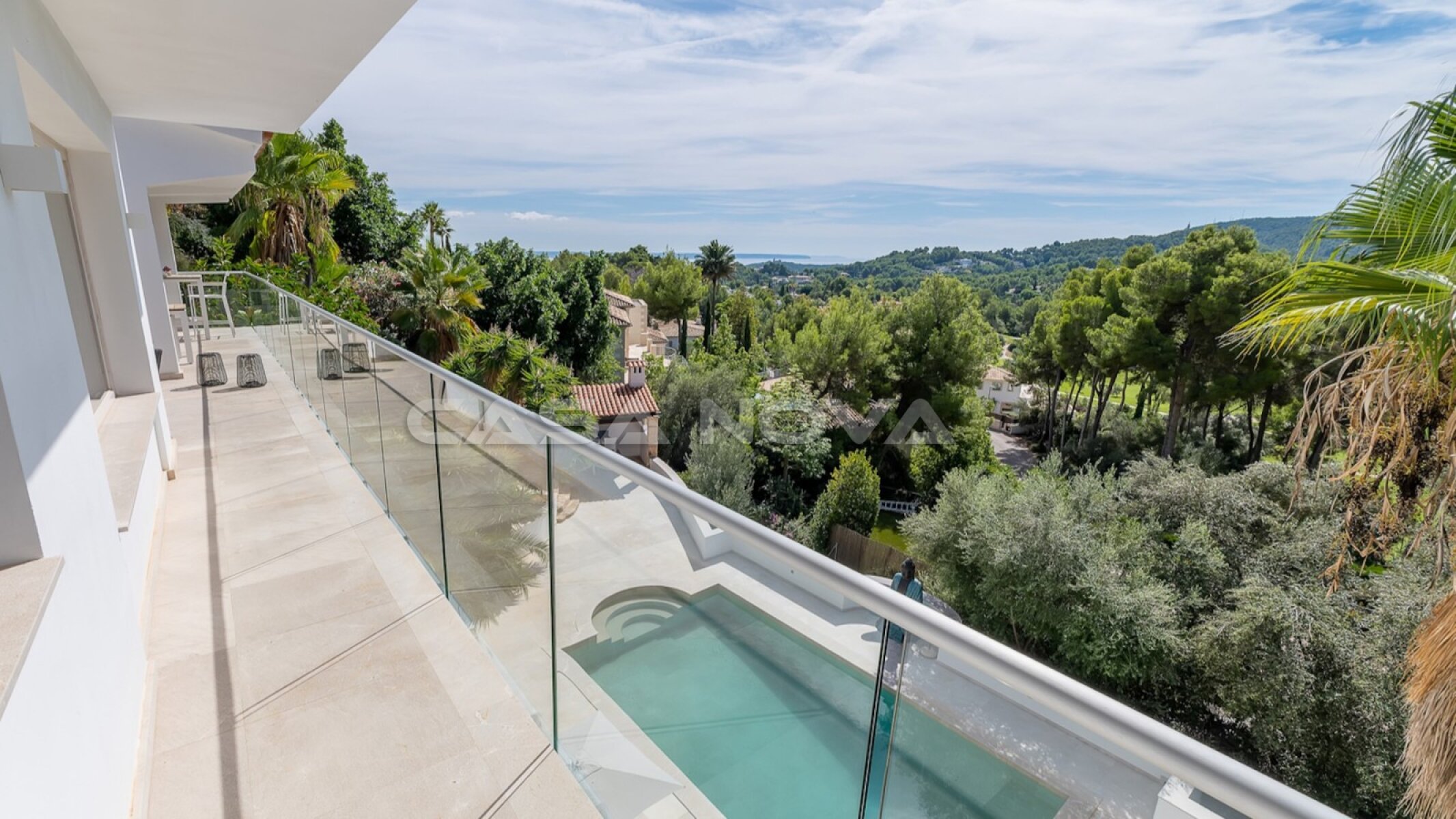 Imposante Villa mit elegantem Design und Teil- Meerblick