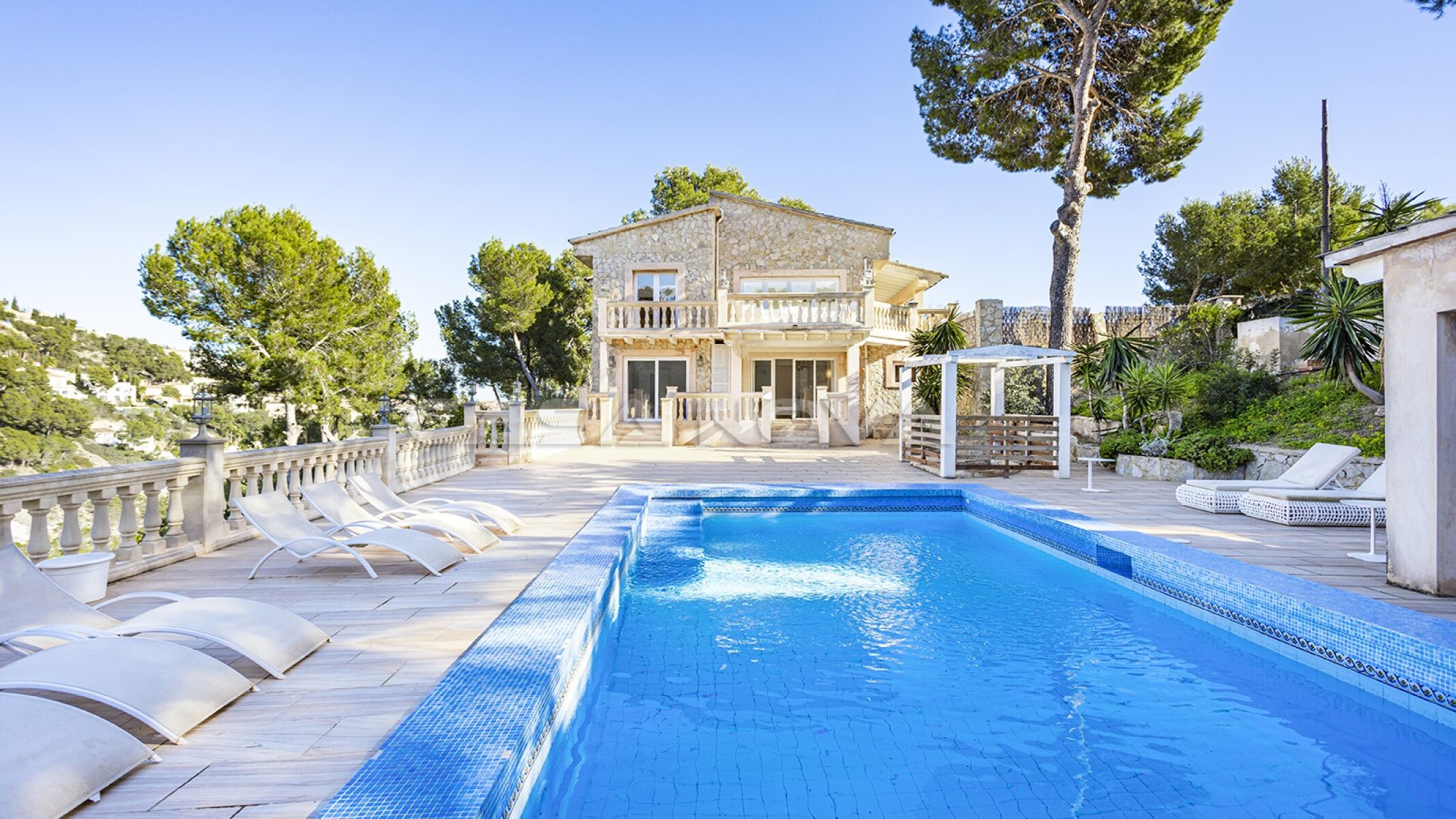 Villa with sea and panoramic views in an exclusive location 